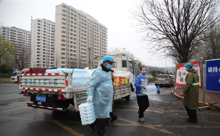 2月25日，山東金格瑞機械有限公司派代表來到齊魯師范學院捐贈防疫物資，保障校園防疫物品備足備齊，助力學校的疫情防控工作。