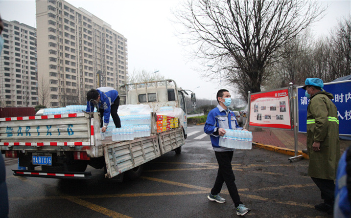 2月25日，山東金格瑞機械有限公司派代表來到齊魯師范學院捐贈防疫物資，保障校園防疫物品備足備齊，助力學校的疫情防控工作。