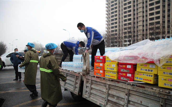 2月25日，山東金格瑞機械有限公司派代表來到齊魯師范學院捐贈防疫物資，保障校園防疫物品備足備齊，助力學校的疫情防控工作。