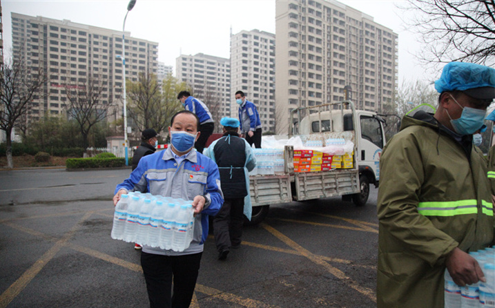 2月25日，山東金格瑞機械有限公司派代表來到齊魯師范學院捐贈防疫物資，保障校園防疫物品備足備齊，助力學校的疫情防控工作。
